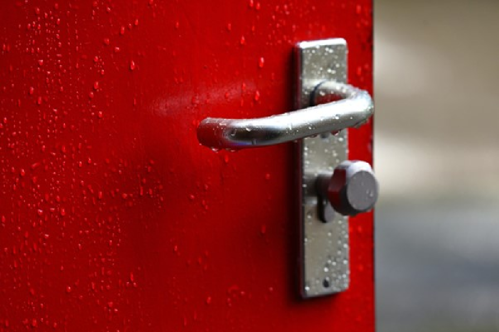 Czym różnią się klamki do drzwi wewnętrznych i zewnętrznych?